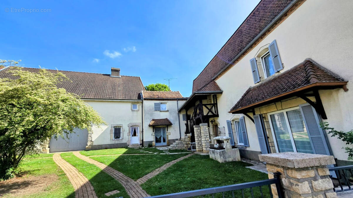 Maison à ESSERTENNE-ET-CECEY