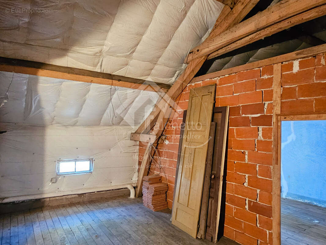 Maison à MONTAIGU-LE-BLIN