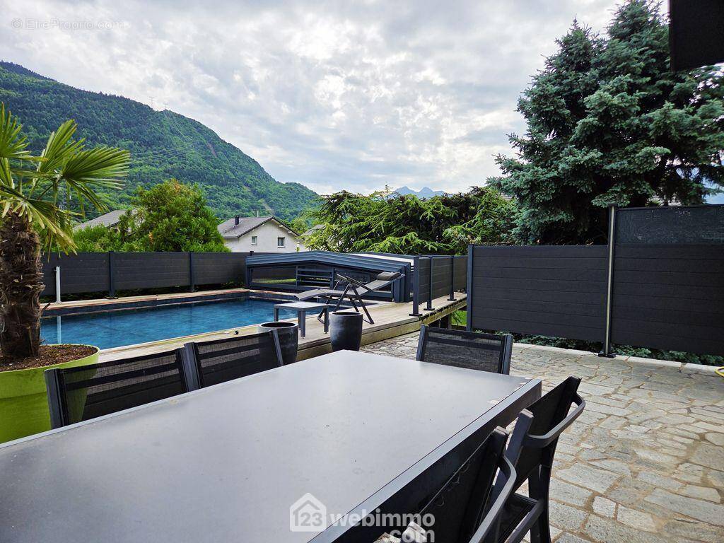 Maison individuelle de 224m² sur son terrain de 1913m² à la plaine de Conflans. - Maison à ALBERTVILLE