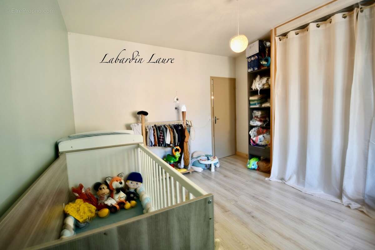 Maison de plain pied - 2 chambres  - 1 abri de jardin - terrain clos avec places de parking - photo 4