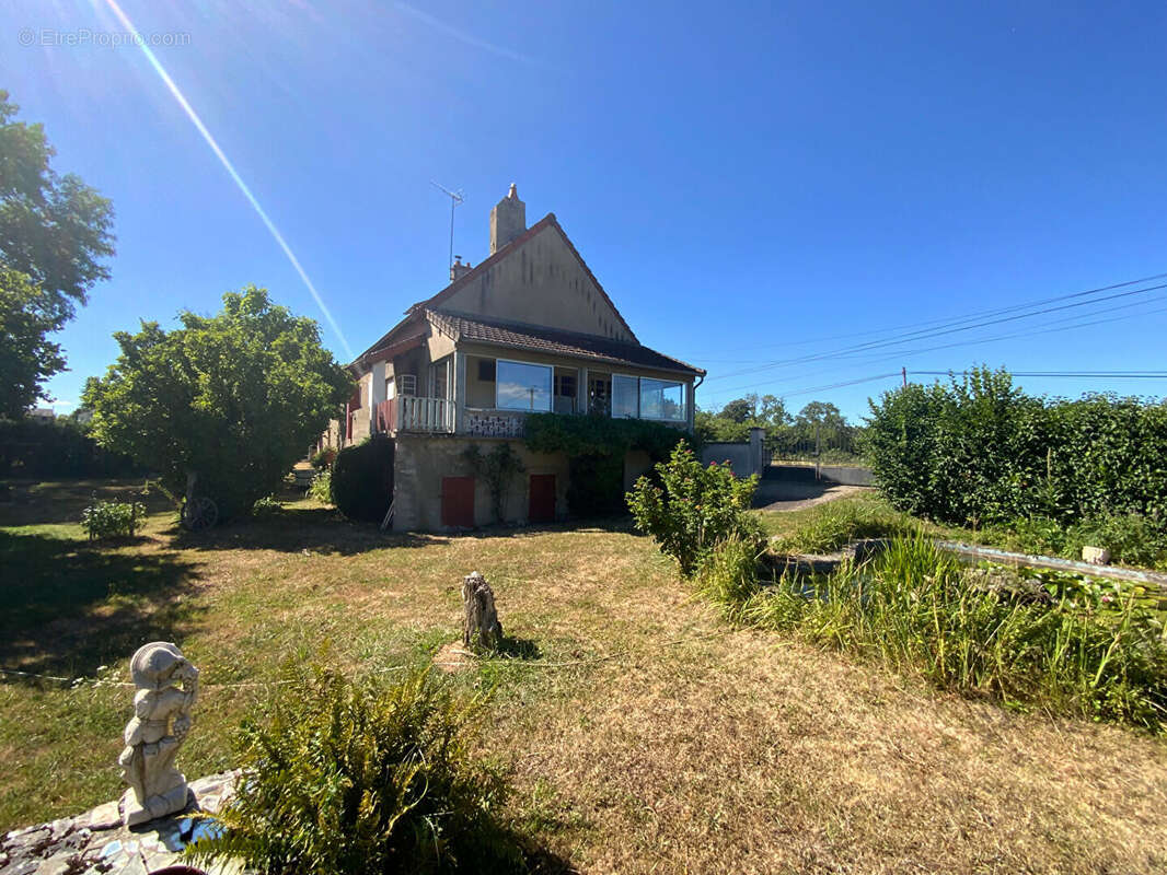 SAINT-EMILAND - Proche gare TGV - Maison de village de 139 m² hab. (3 chambres) avec dépendances (90 m²) - photo 6