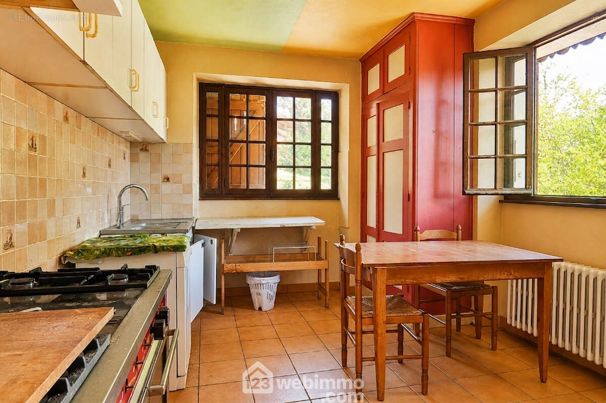 il offre de nombreuses possibilités mais nécessite une rénovation totale. - Maison à NOTRE-DAME-DE-BELLECOMBE