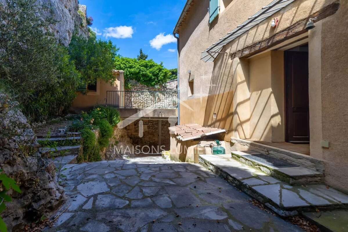 Maison à SAINT-SATURNIN-LES-APT