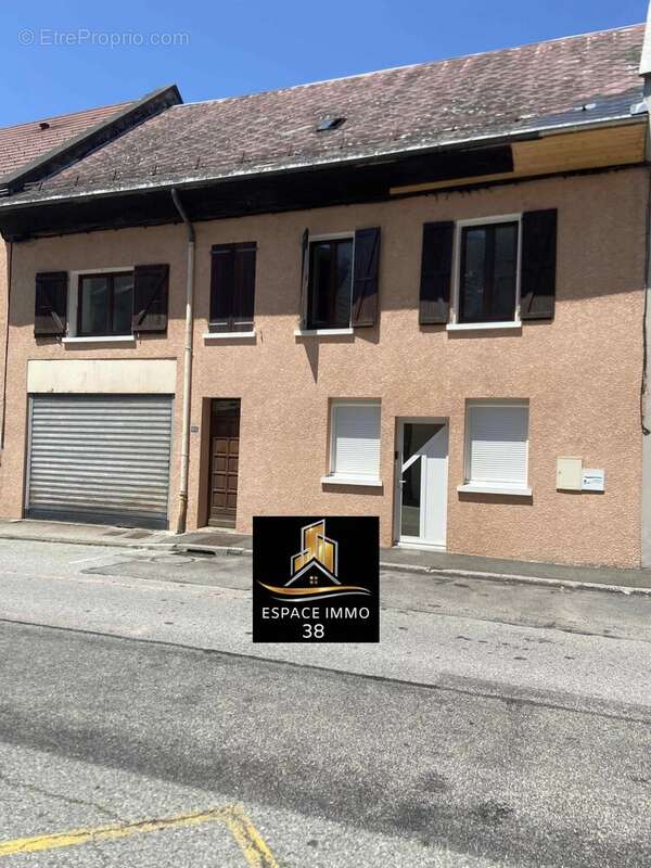 Maison mitoyenne de 185 m² composée de deux appartements ,jardin, terrasse, garage et cave à Séchilienne. - photo 6