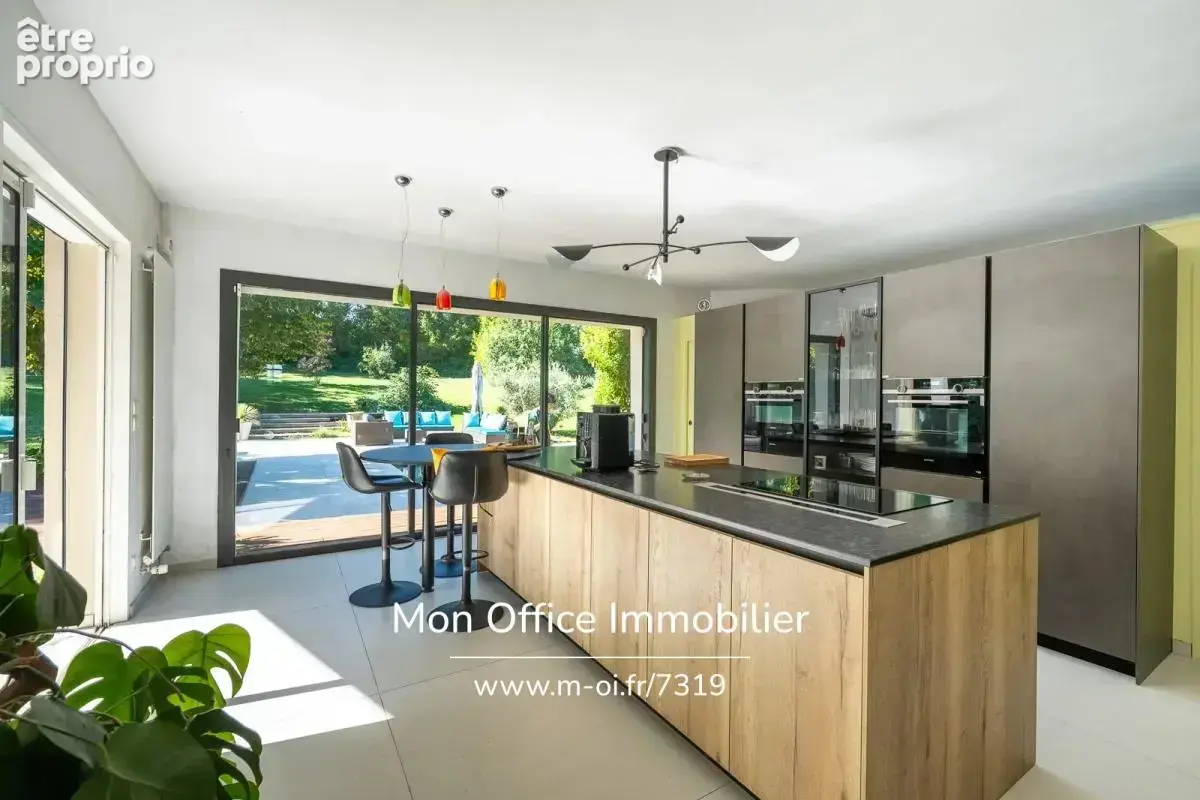 Référence : 7319-NGU - Maison 10 pièces - 5 chambres - deux studios - piscine - 380m2 habitables et 223m2 de sous-sol / garages - photo 8