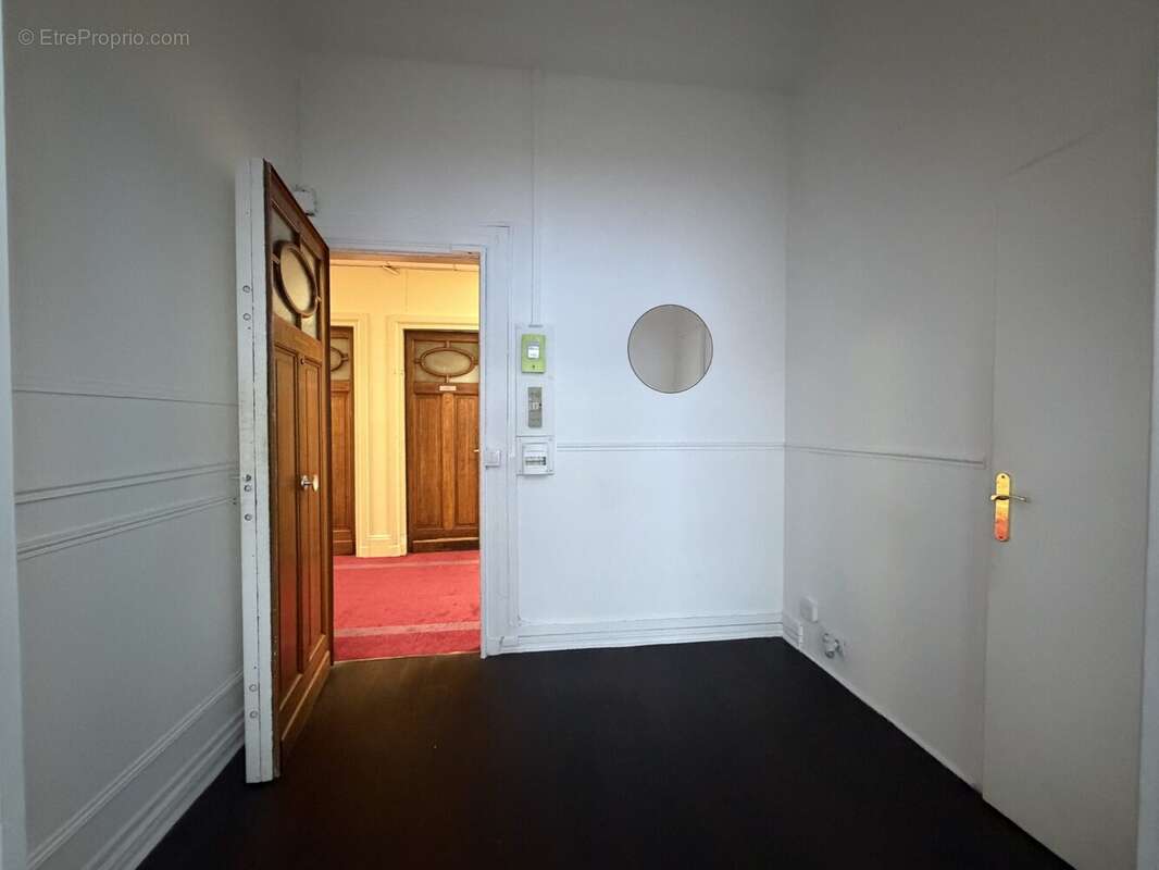 Commerce 19 m² à Paris-8e  - photo 3