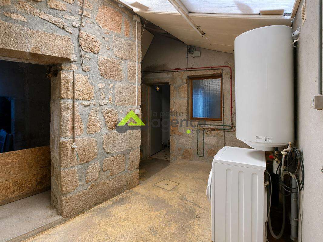 Maison 140 m2 + grange + atelier + garage   Gros potentiel - photo 10