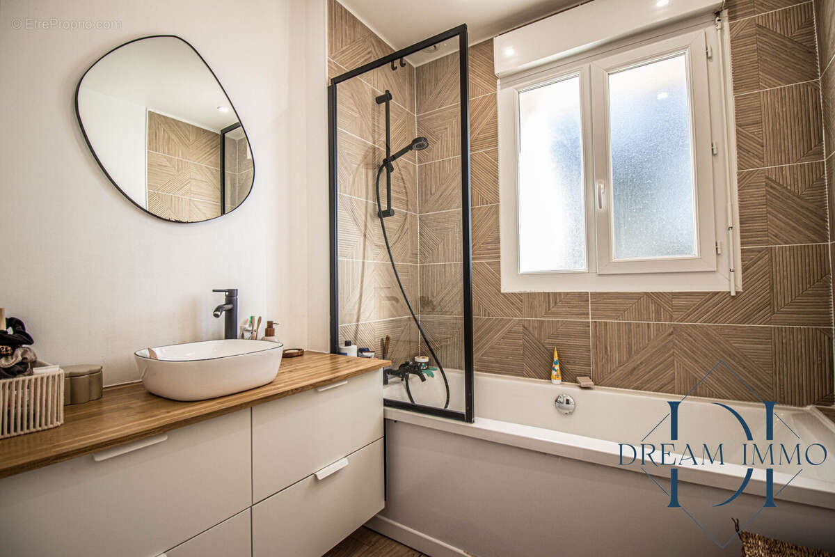 Maison à VIC-LA-GARDIOLE