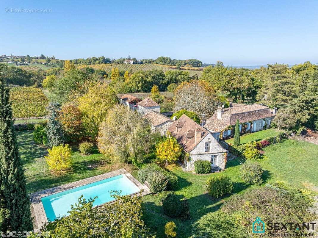 3 maisons en pierres, chartreuse, colombier et périgourdine, chai, dépendances, piscine sur 3 Ha - photo 2