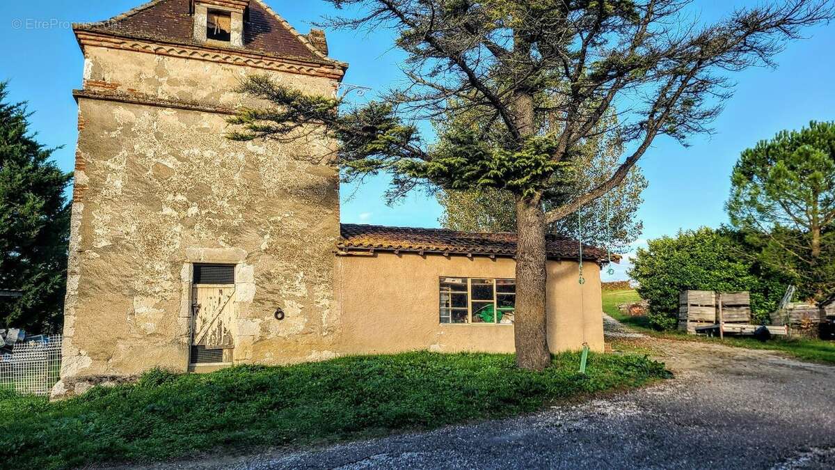 Ensemble immobilier isolé avec vue imprenable sur la campagne, sur près de 3 hectares - photo 3