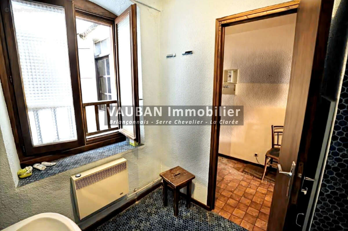 Deux appartements de type  studio + cave - briancon - vieille ville - photo 6