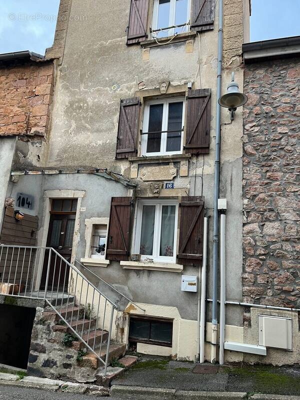 Maison à COURS-LA-VILLE