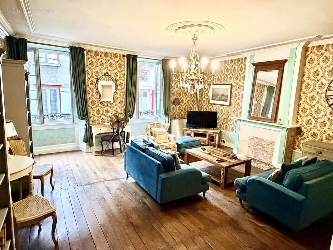 Grande maison de ville spacieuse et modulable, située au cœur de cette ville animée - photo 3