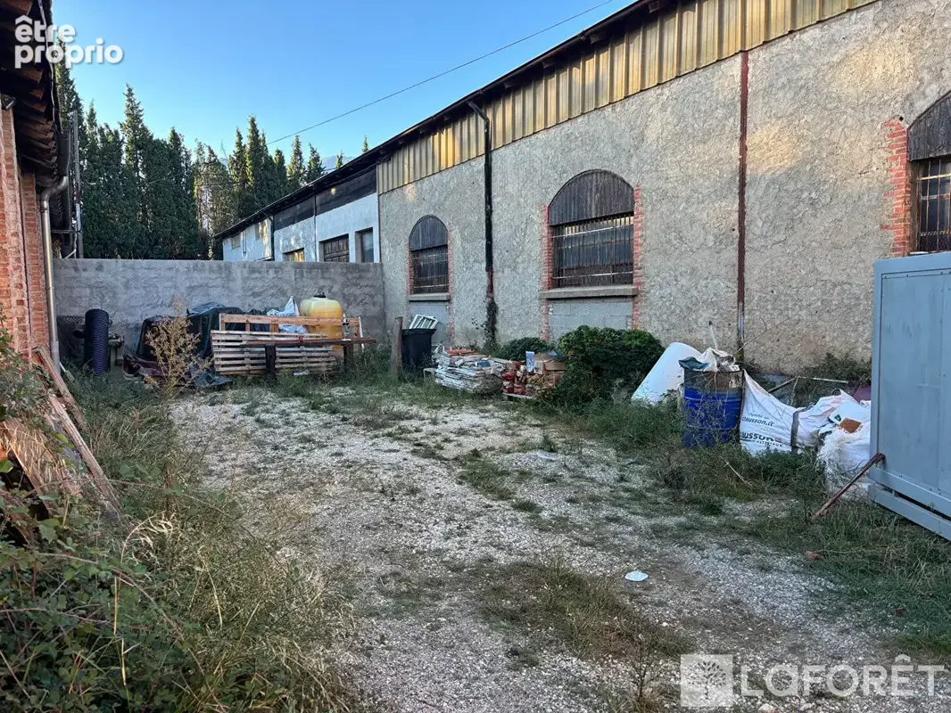 Entrepôt de 62 m² avec grande cour extérieure - photo 2