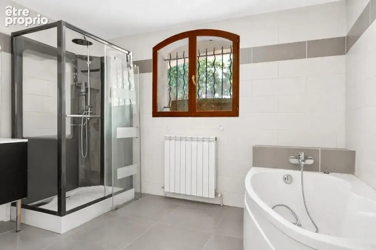 Les Pennes Mirabeau, Villa familiale + 3 logements dépendants - photo 9