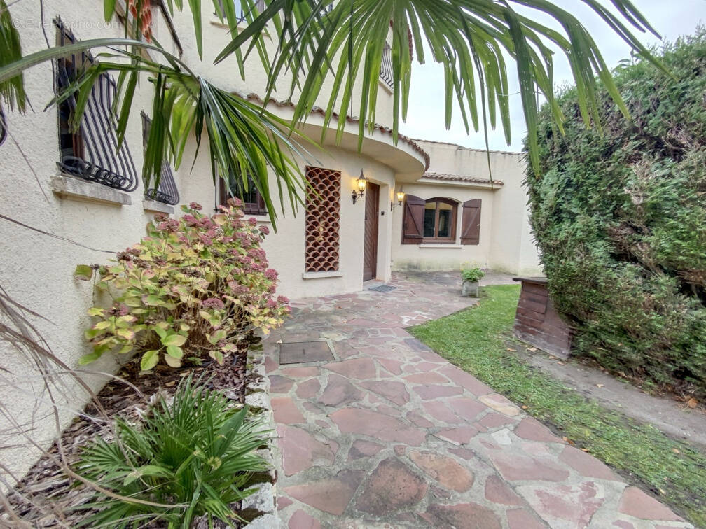 Maison à SAINT-BEAUZIRE