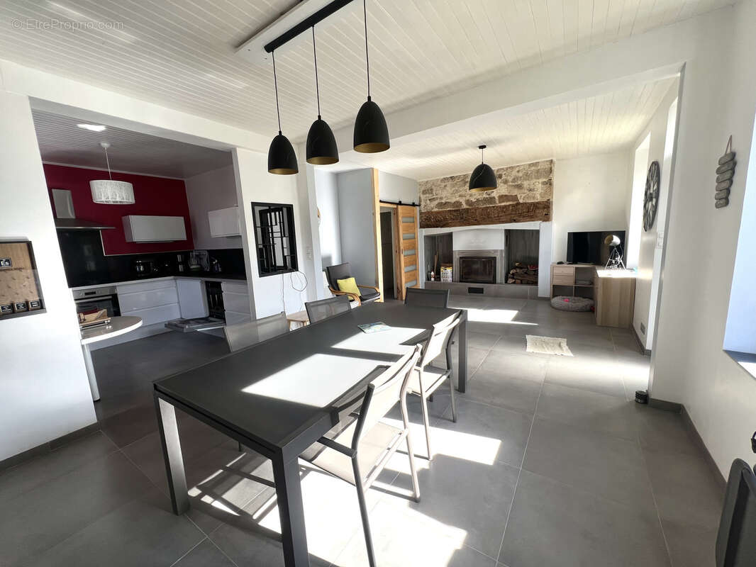 Maison à VITRAC-SUR-MONTANE