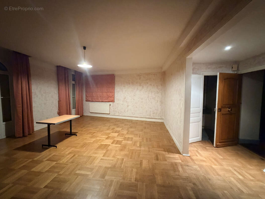ROYAT  centre  magnifique appartement de 164 m2 comprenat 4 chambres, dressing, chaufferie, séjour double, cui - photo 6