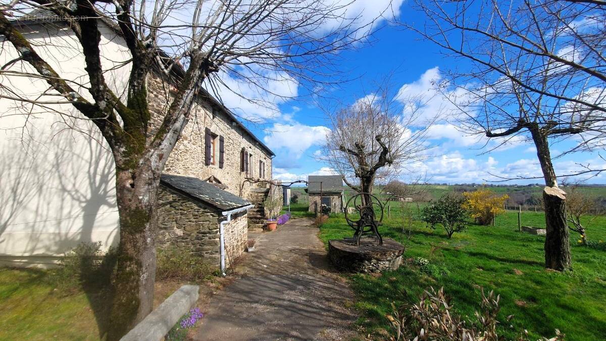 Maison à LA SALVETAT-PEYRALES
