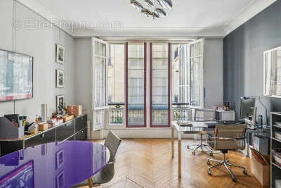 Commerce à PARIS-8E