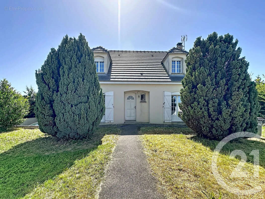 Maison à LE PAVILLON-SAINTE-JULIE