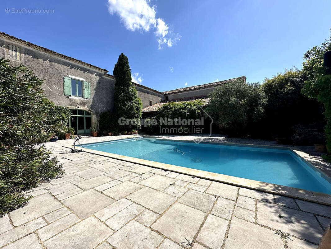 Mas 14 pièces avec cour et jardin - photo 8