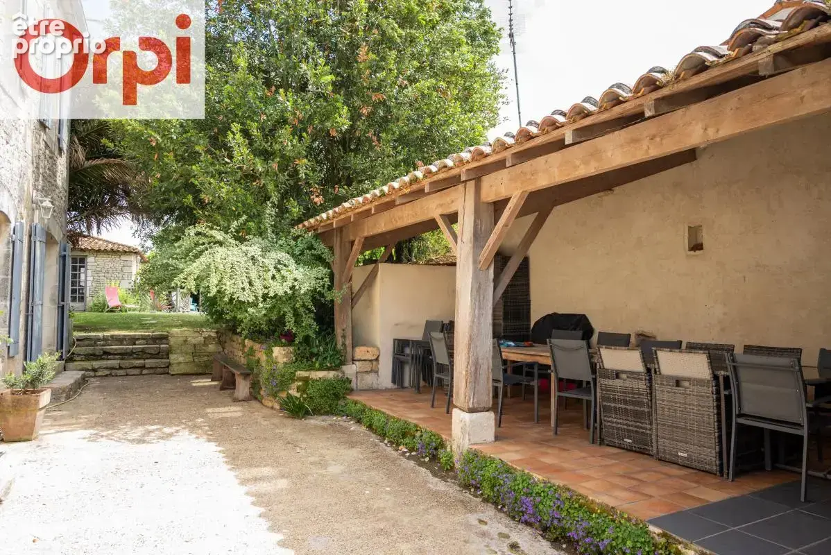 Maison de charme en pierre avec piscine – Thairé - photo 16