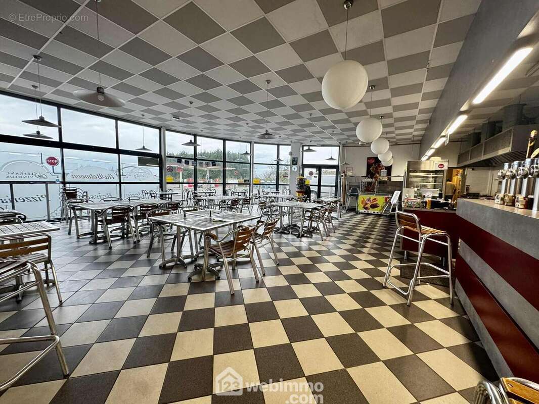 Une salle agréable et lumineuse, parfaite pour accueillir vos clients - Commerce à FRESNOY-LE-GRAND