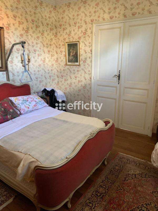 Maison à MARNES-LA-COQUETTE