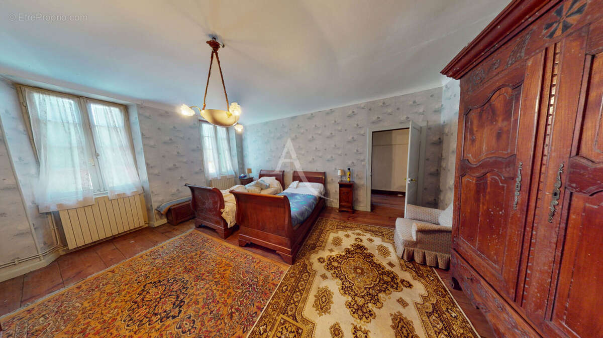 Maison de caractère à rénover. Centre-bourg 330,31 m² habitables sur 17 958 m² de terrain - photo 13
