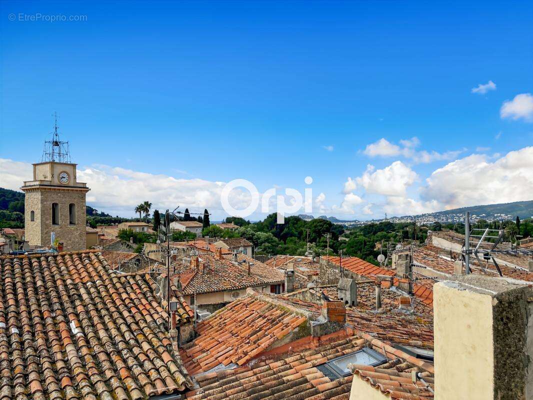 Appartement à CEYRESTE