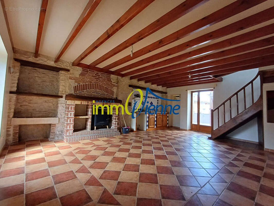 Maison à LUSSAC-LES-CHATEAUX