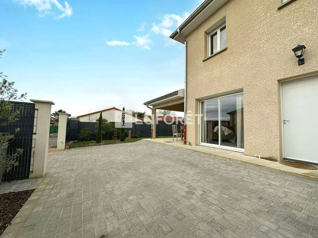 Maison à CHANOZ-CHATENAY