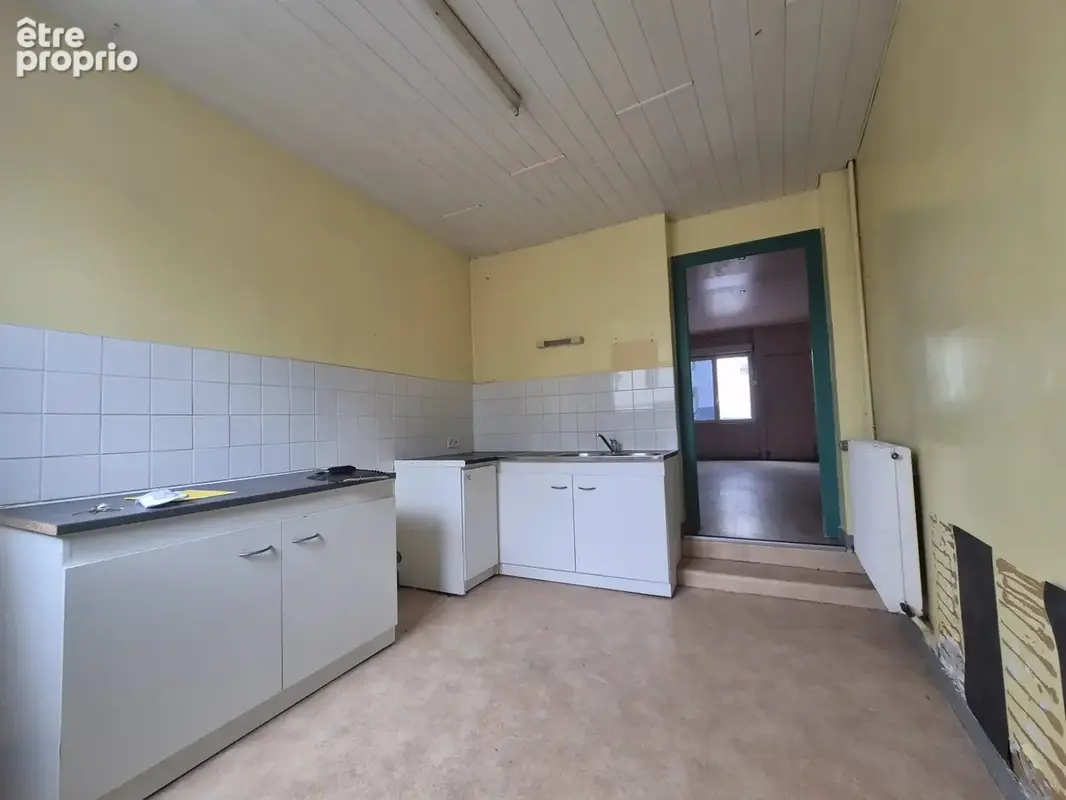 Saint pierre la cour immeuble de 170 m2 habitable de 3 logements a renover avec 3 places de parking - photo 9