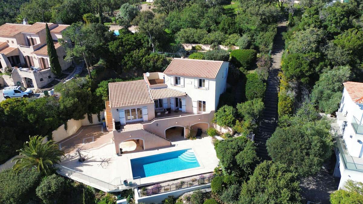 Maison à ROQUEBRUNE-SUR-ARGENS