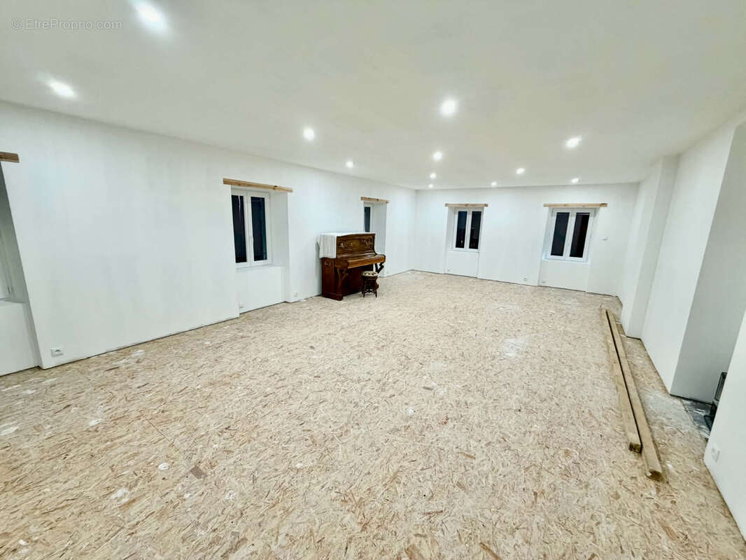 Ensemble immobilier sur caves et terrains avec source et puits - photo 35