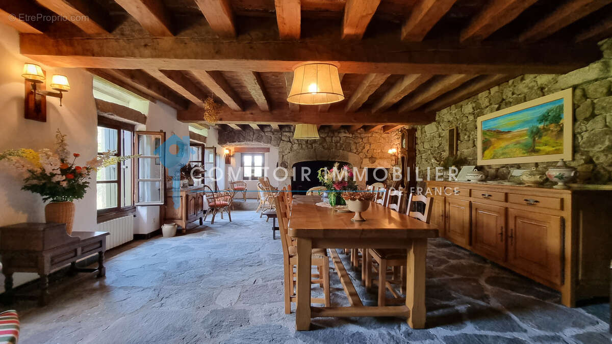 Dépt.(07) - A VENDRE Secteur Le LAC D'ISSARLES - Propriété de 56 ha avec Maison de 270 m2 et Ferme de 340 m2 - photo 2