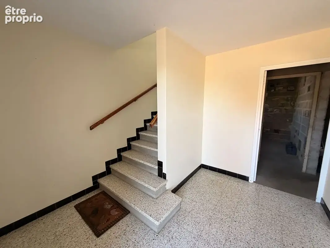 Maison avec grand hangar sur 9000 m² de terrain - photo 6