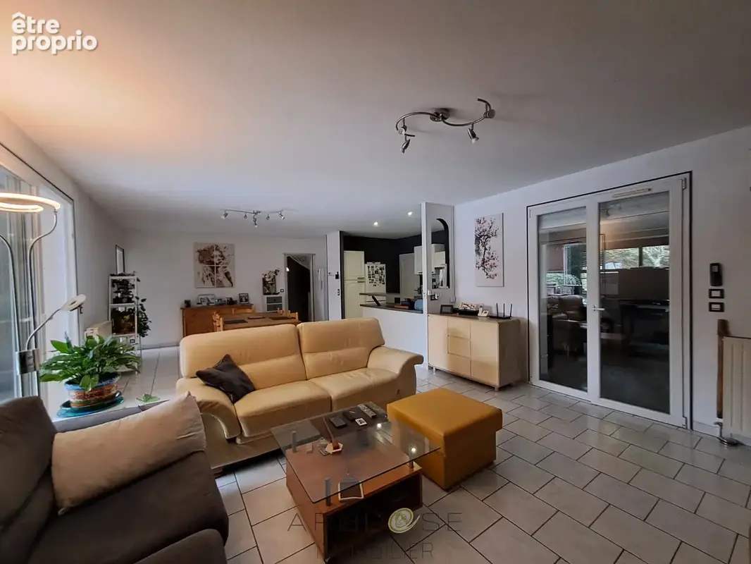 Maison familiale de plain-pied avec véranda, piscine et grand jardin - photo 6