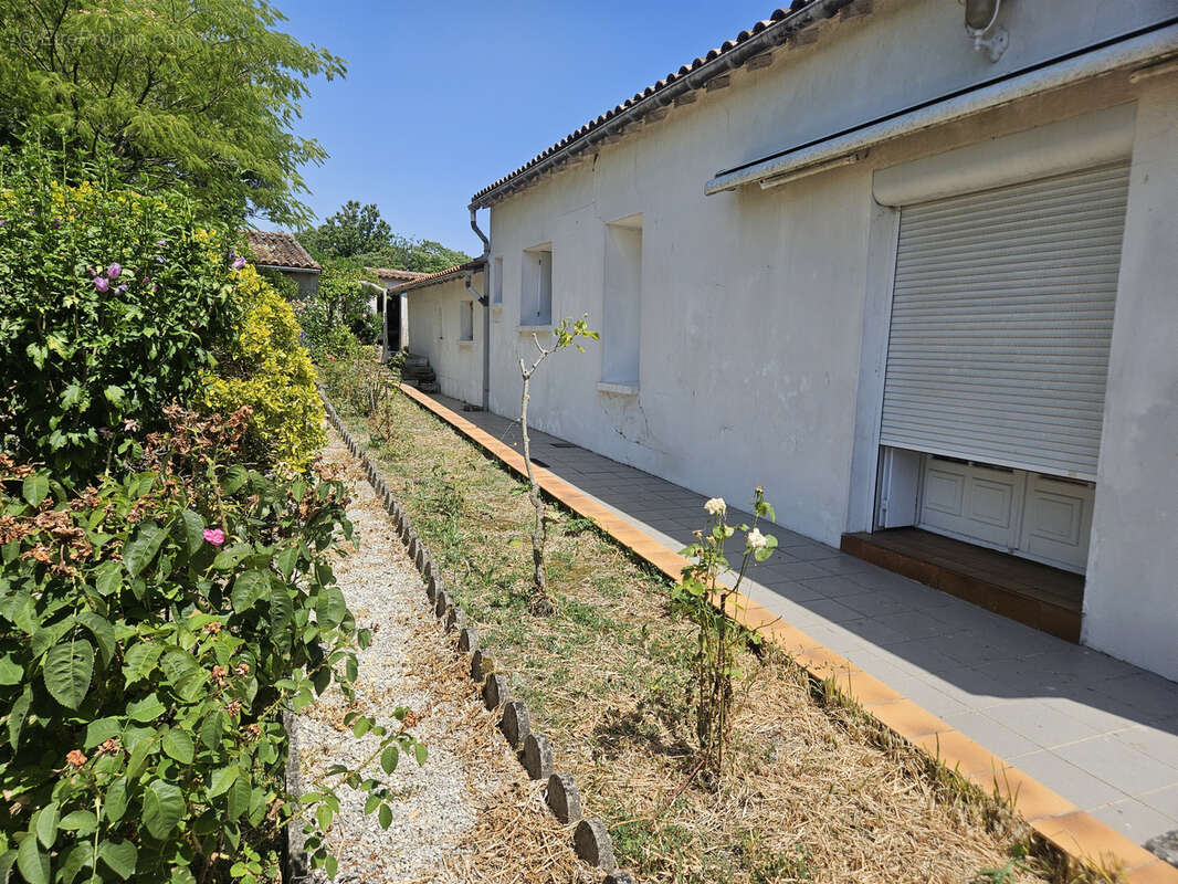 BERNEUIL   Élégante maison charentaise avec dépendances et grand garage - photo 7
