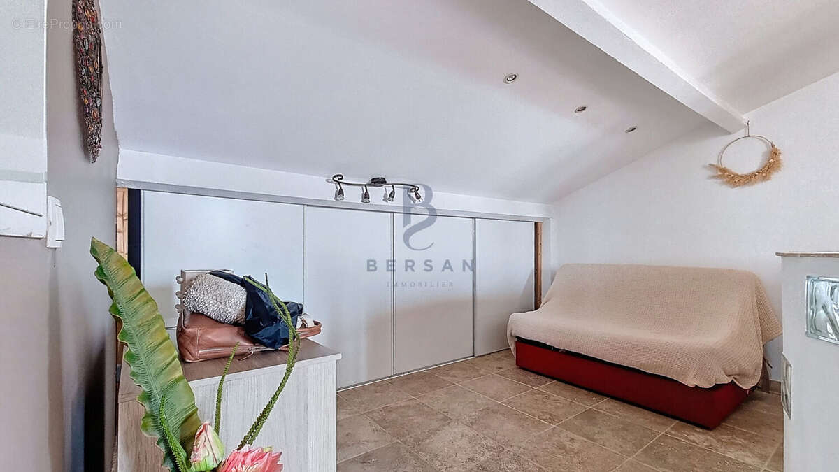 Appartement t2 centre ville st raphael calme vue mer imprenable - photo 13
