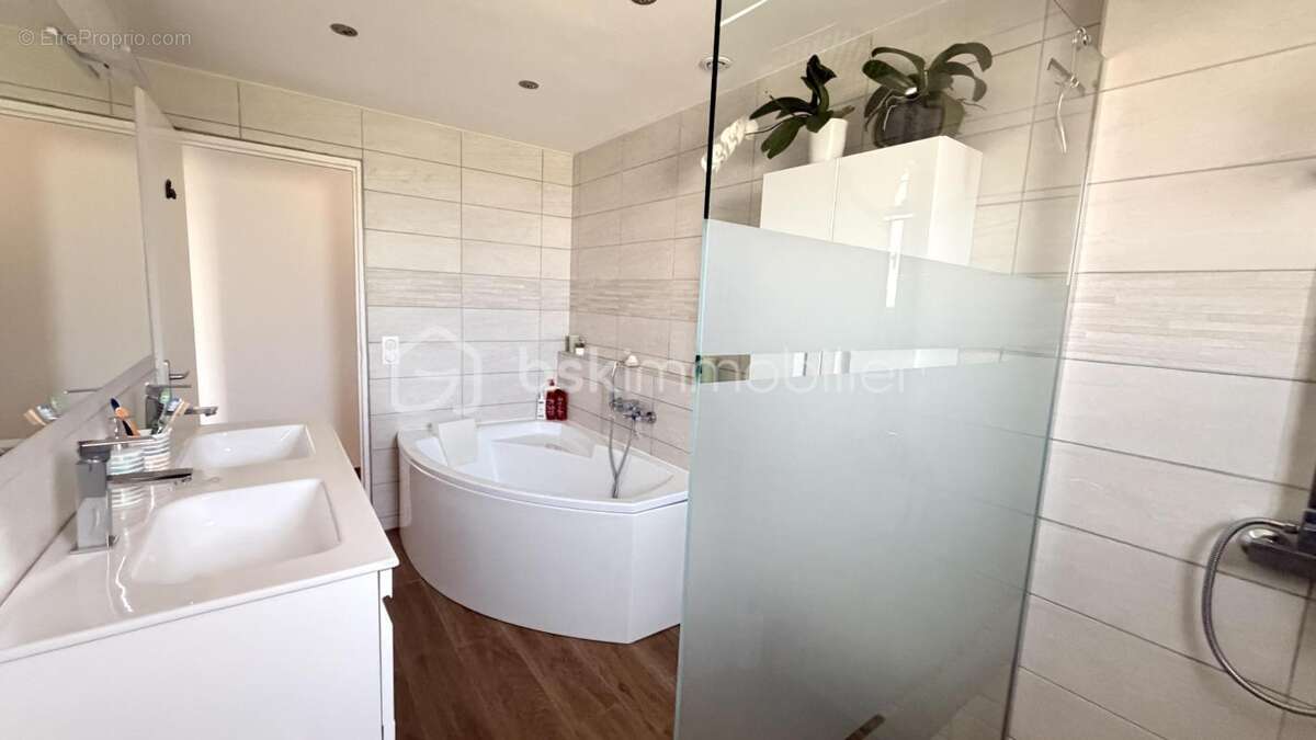 Maison plain pied quatres faces avec terrain et garage - photo 11
