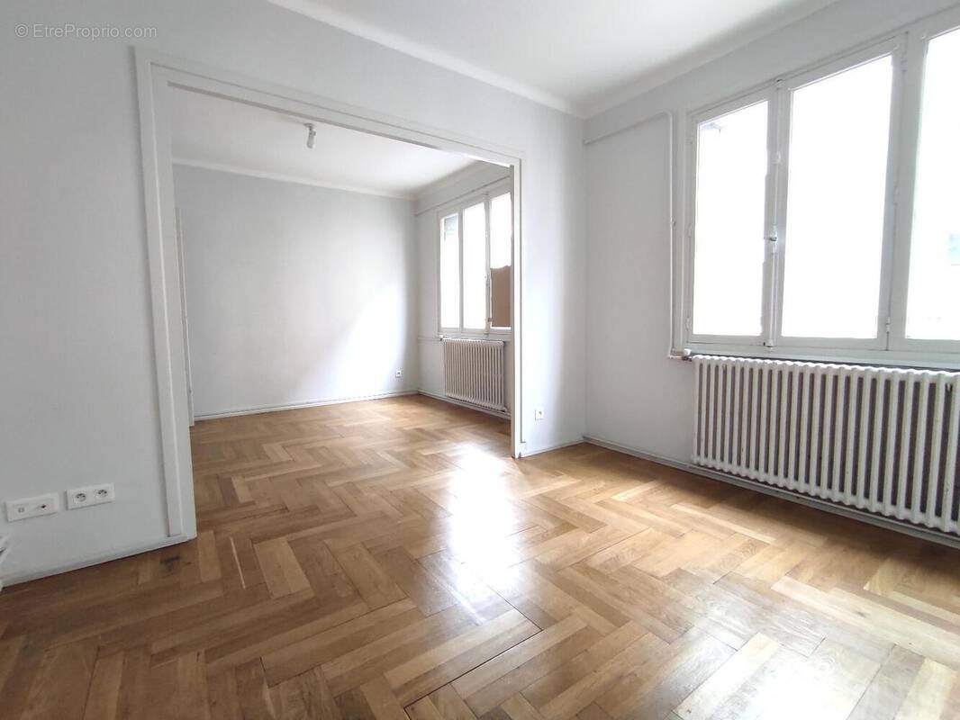   - Appartement à LYON-7E