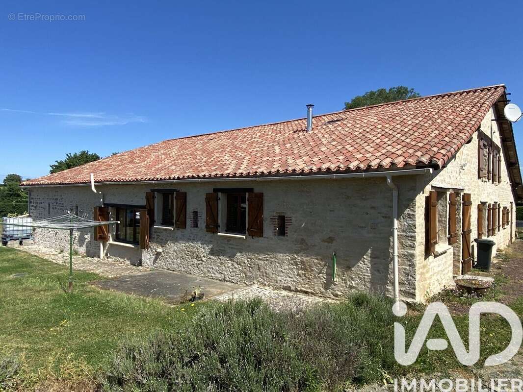 Maison 341 m² à Cezais  - photo 2