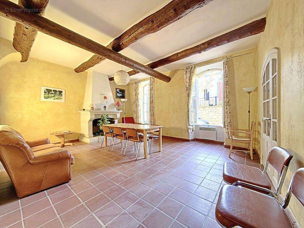 Maison à LA ROQUE-D&#039;ANTHERON