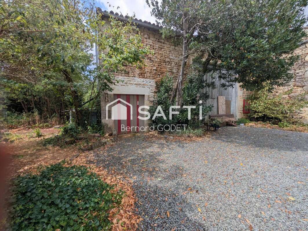 Maison 274 m² à La Chapelle-Pouilloux  - photo 3