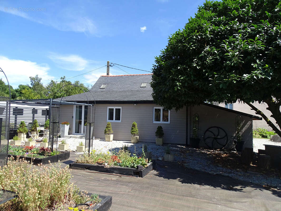 MORBIHAN. À proximité de Gourin : charmante maison individuelle en pierre de 3 chambres, entièrement meublée et récemment rénové - photo 2