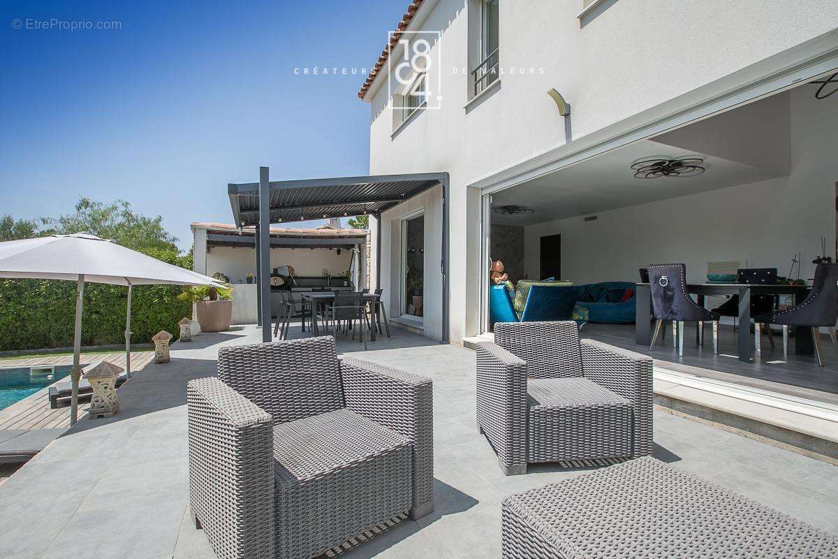 Maison À Vendre T6 Marseille 13011  Eoures  180m²  Piscine chauffée  Jacuzzi  Jardin paysagé  Salle de cinéma - photo 5