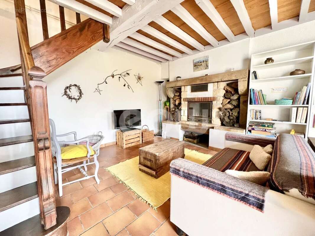 Maison à SAINT-CLEMENT-DE-REGNAT