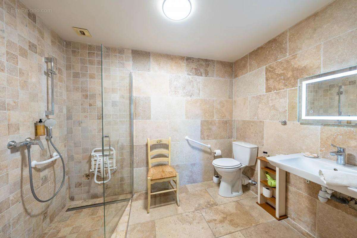 Commerce à ROQUEBRUNE-SUR-ARGENS